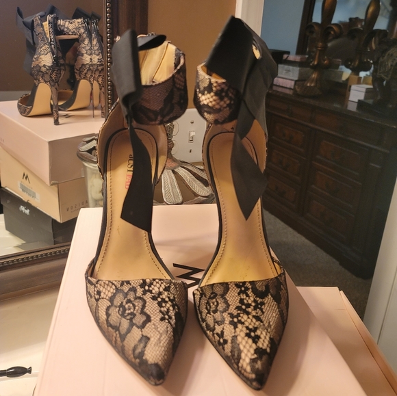 Heel Lace - Picture 2 of 2